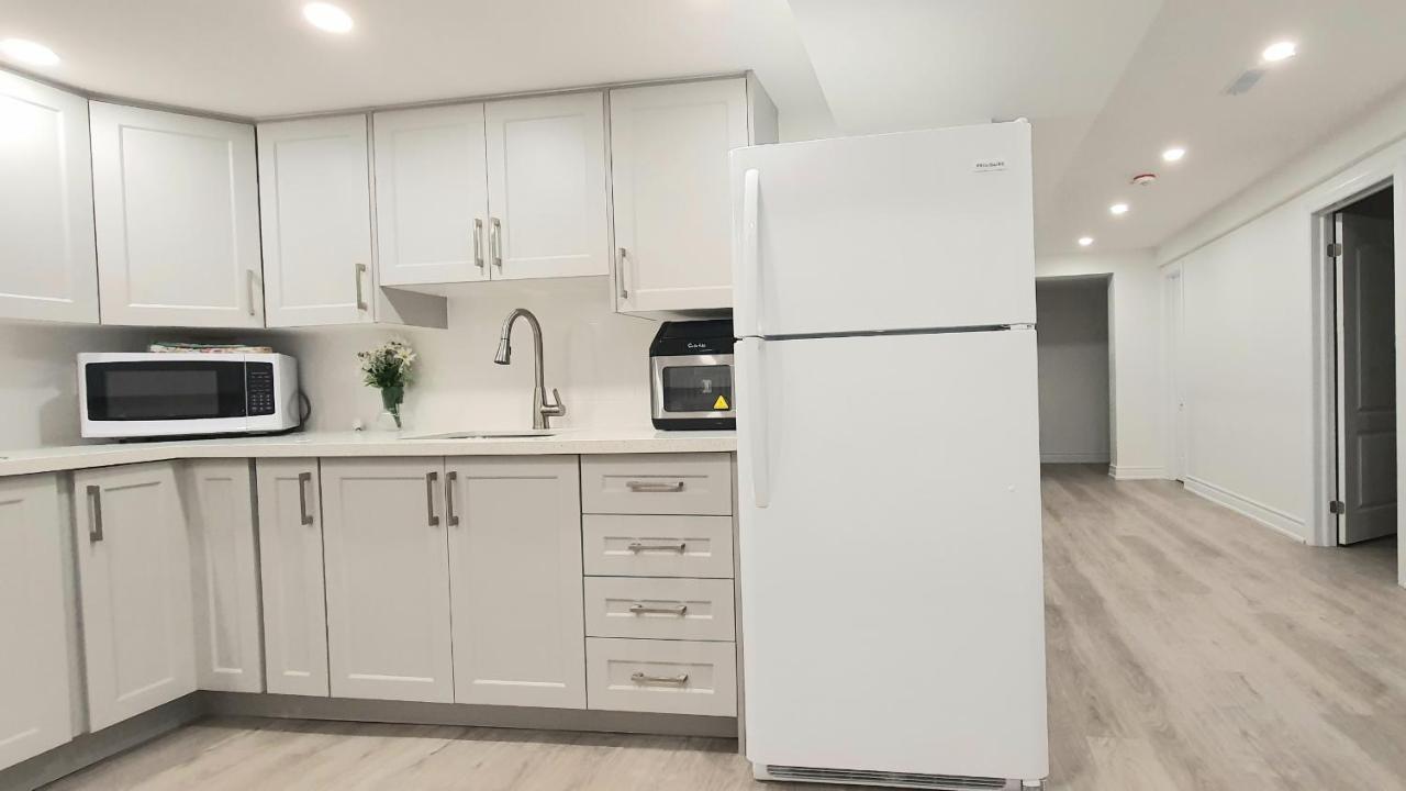 A Home Away Торонто Экстерьер фото