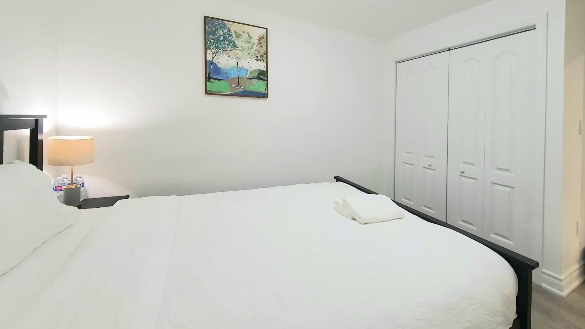A Home Away Торонто Экстерьер фото